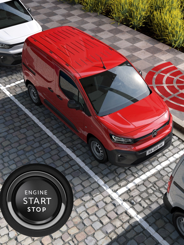 Vista exterior lateral de un Citroën Jumpy rojo aparcado en una zona abierta, mostrando proporciones limpias, diseño práctico y versatilidad profesional.