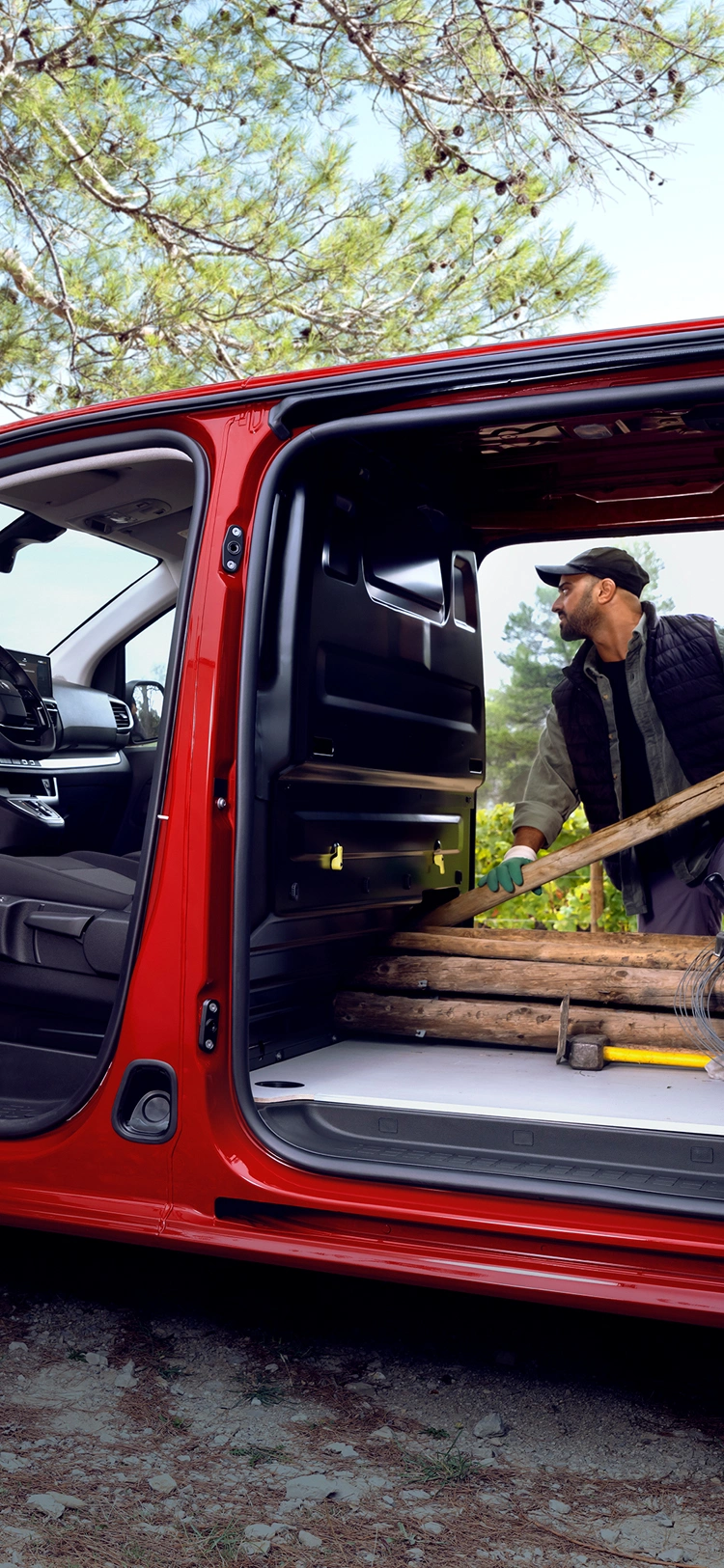 Vista lateral con puerta abierta del Citroën ë-Jumpy eléctrica acceso de baja altura para profesionales, alternativa EV inteligente