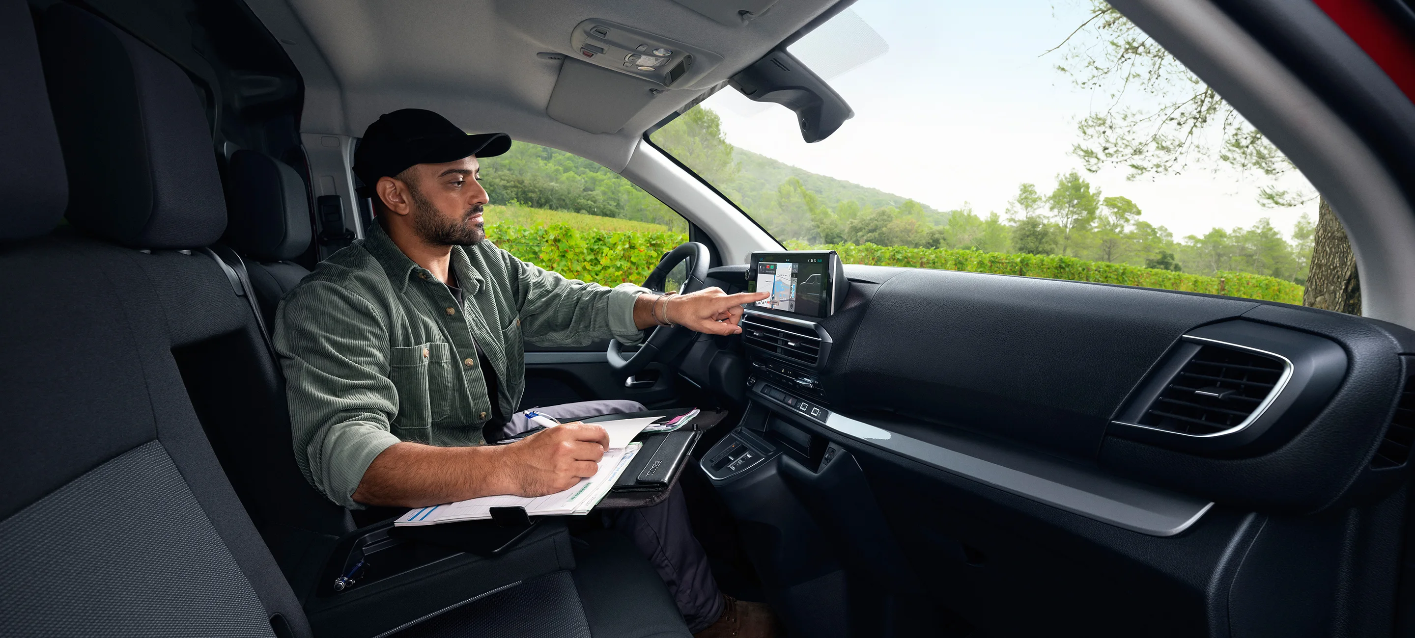 Vista interior del salpicadero Citroën ë-Jumpy eléctrica pantallas digitales de 10 pulgadas para conducción conectada, alternativa EV inteligente