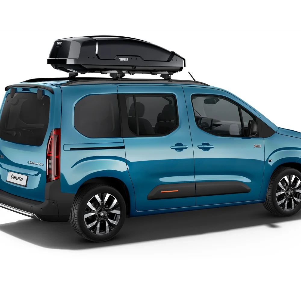 Vista lateral del Kiama Blue Berlingo con cofre de techo mostrando practicidad, seguridad, eficiencia y con confianza extended storage capaciudad