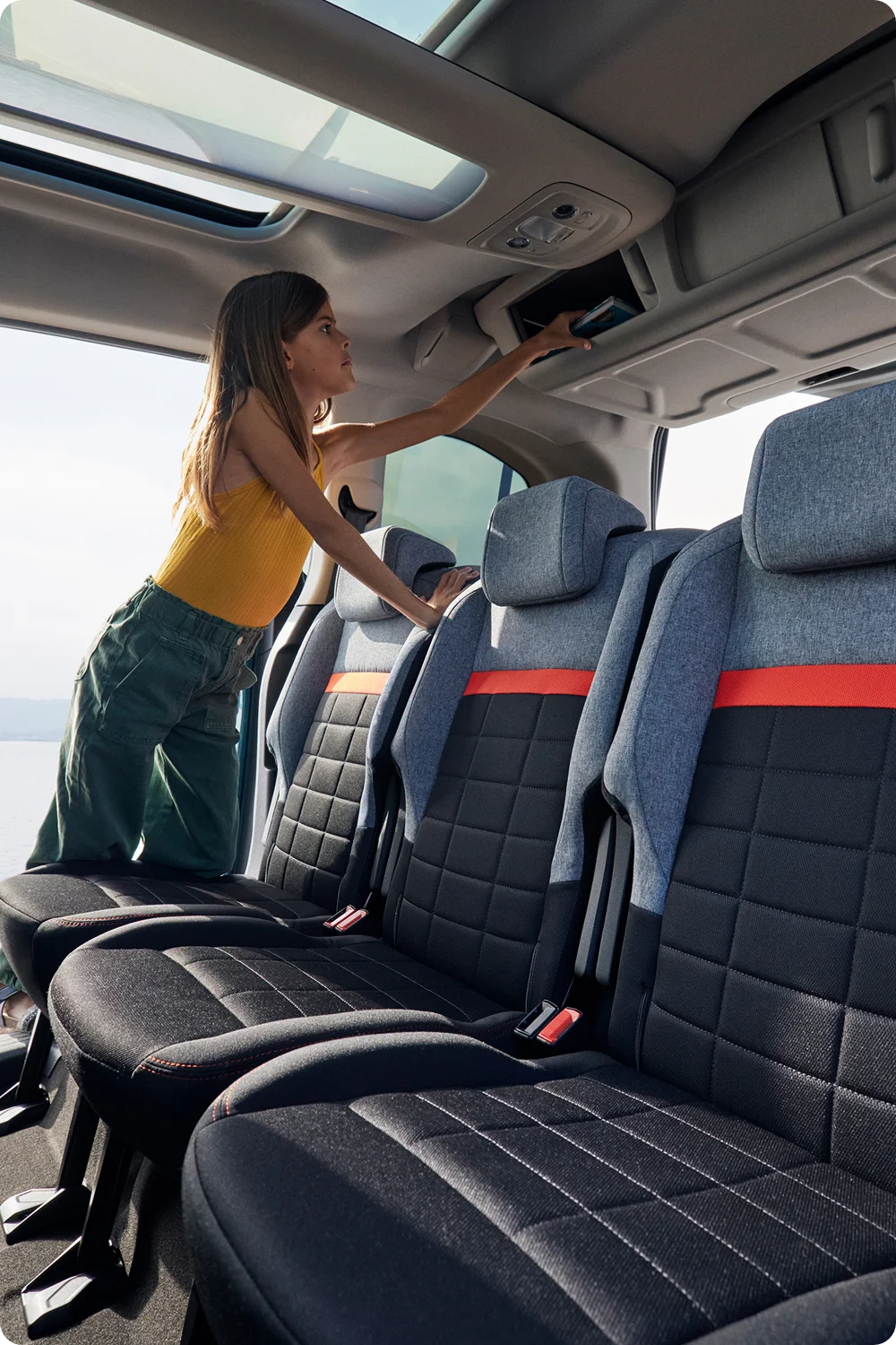 Vista interior trasera del ë-Berlingo destacando modular seating, confort, espacio, seguridad y mejorada uso familiar versátil