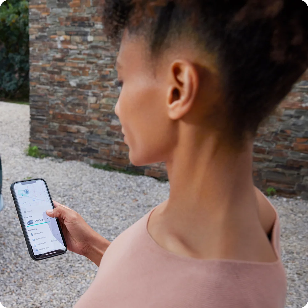 Vista detallada del smartphone con ë‑Berlingo en carga data mostrando conectividad, seguridad, eficiencia y más suave long‑trip planning