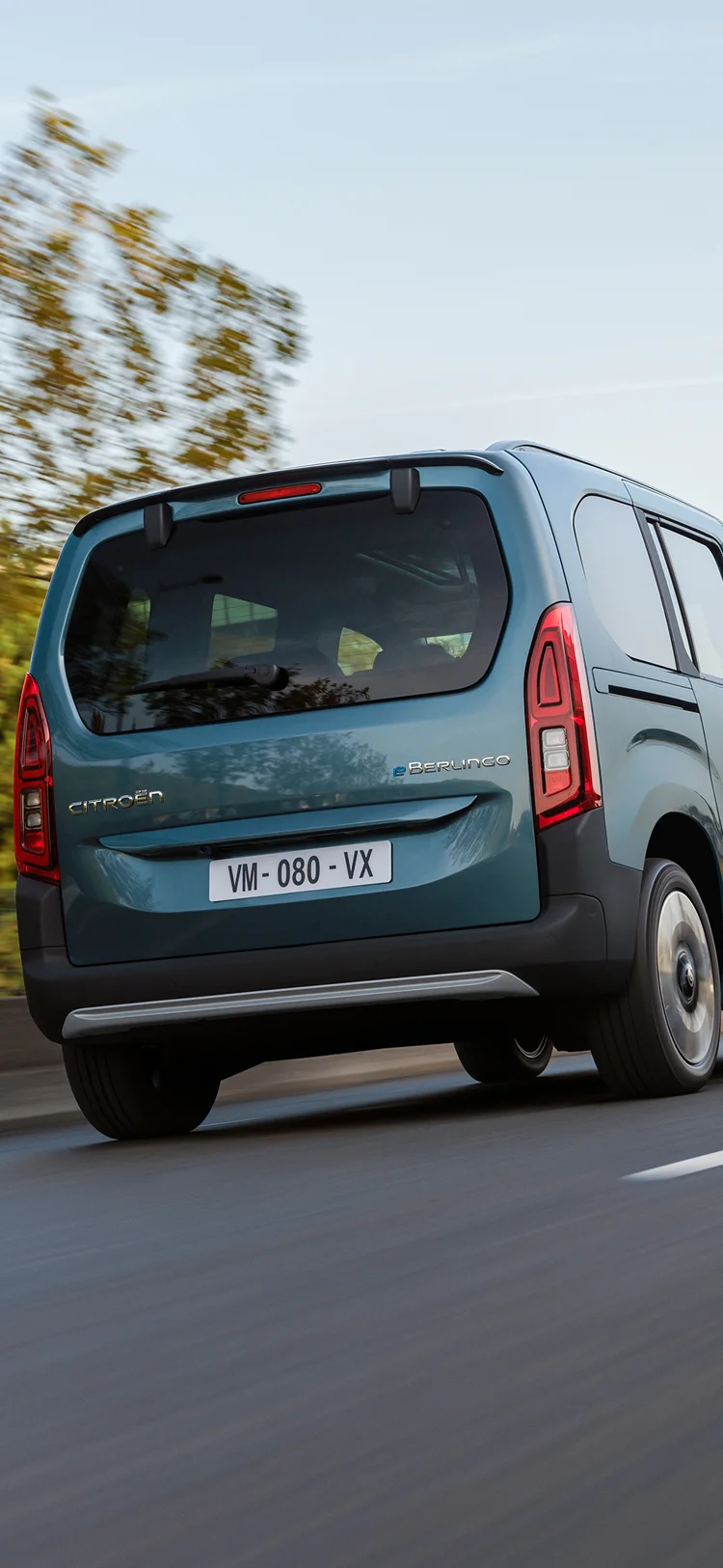 Vista trasera tres cuartos del ë‑Berlingo mostrando two body lengths, up to 7 seats, seguridad, eficiencia y con confianza versatilidad