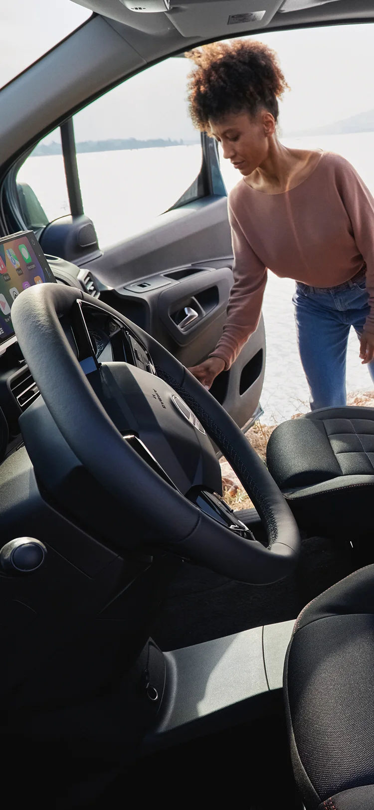 Vista interior frontal del Berlingo destacando asientos Advanced Comfort, sujeción, confort, seguridad y mejorada passenger bienestar