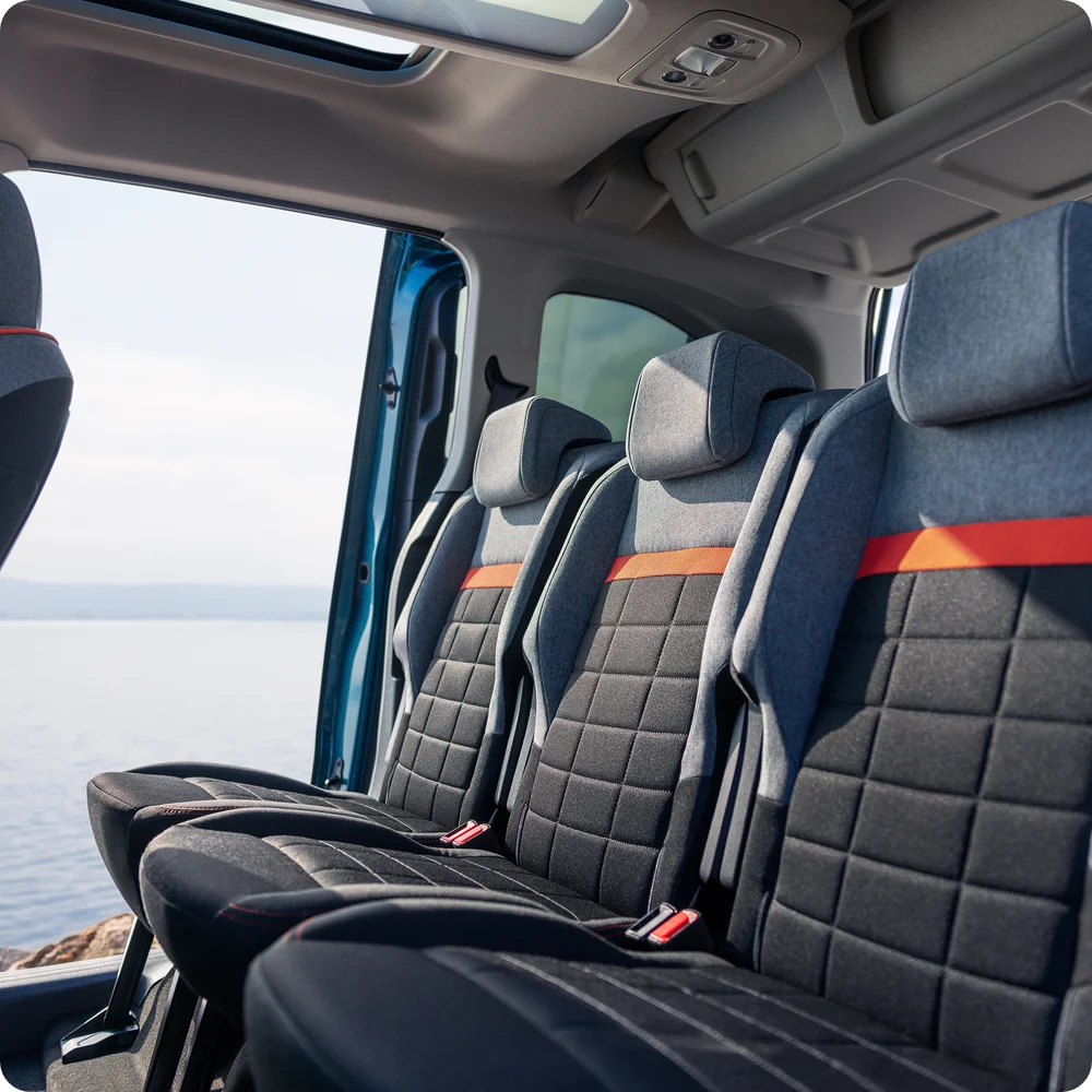 Vista interior frontal del Berlingo destacando asientos Advanced Comfort, sujeción, seguridad y mejorada relaxing a bordo experiencia