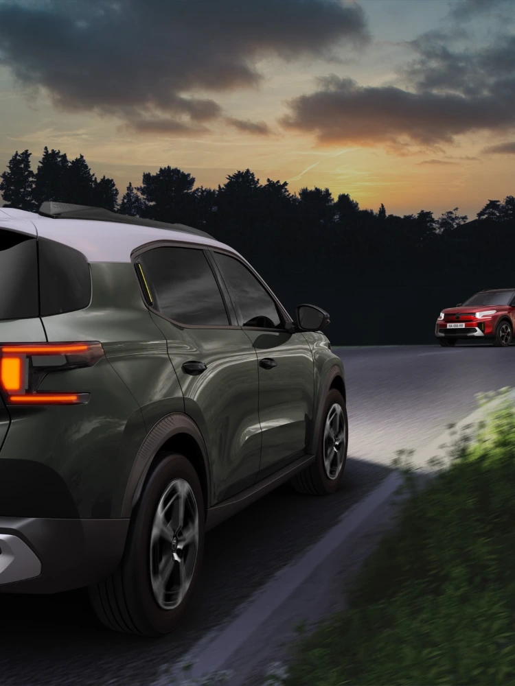 Vista de conducción nocturna del Citroën C3 Aircross SUV destacando faros automáticos para una movilidad diaria más segura, con confianza y asequible.
