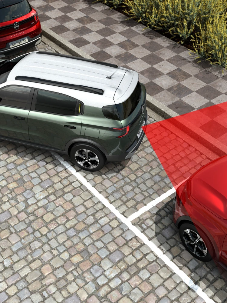 Vista de aparcamiento trasero del Citroën C3 Aircross SUV mostrando alerta de tráfico cruzado para maniobras más seguras, con confianza y asequibles.