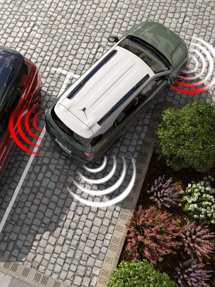 Vista cenital de aparcamiento del Citroën C3 Aircross SUV ilustrando detección de obstáculos para maniobras diarias más seguras, fáciles y asequibles.