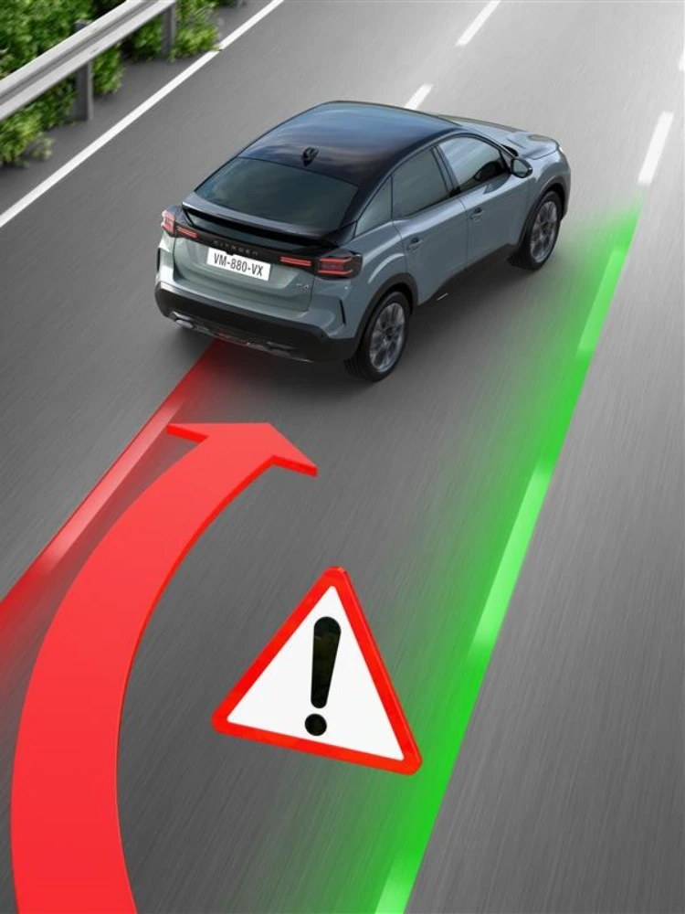 Vista trasera tres cuartos del ë-C4 con Alerta de Cambio de Carril mejorando seguridad, visibilidad, eficiencia y mantenimiento de carril con confianza.