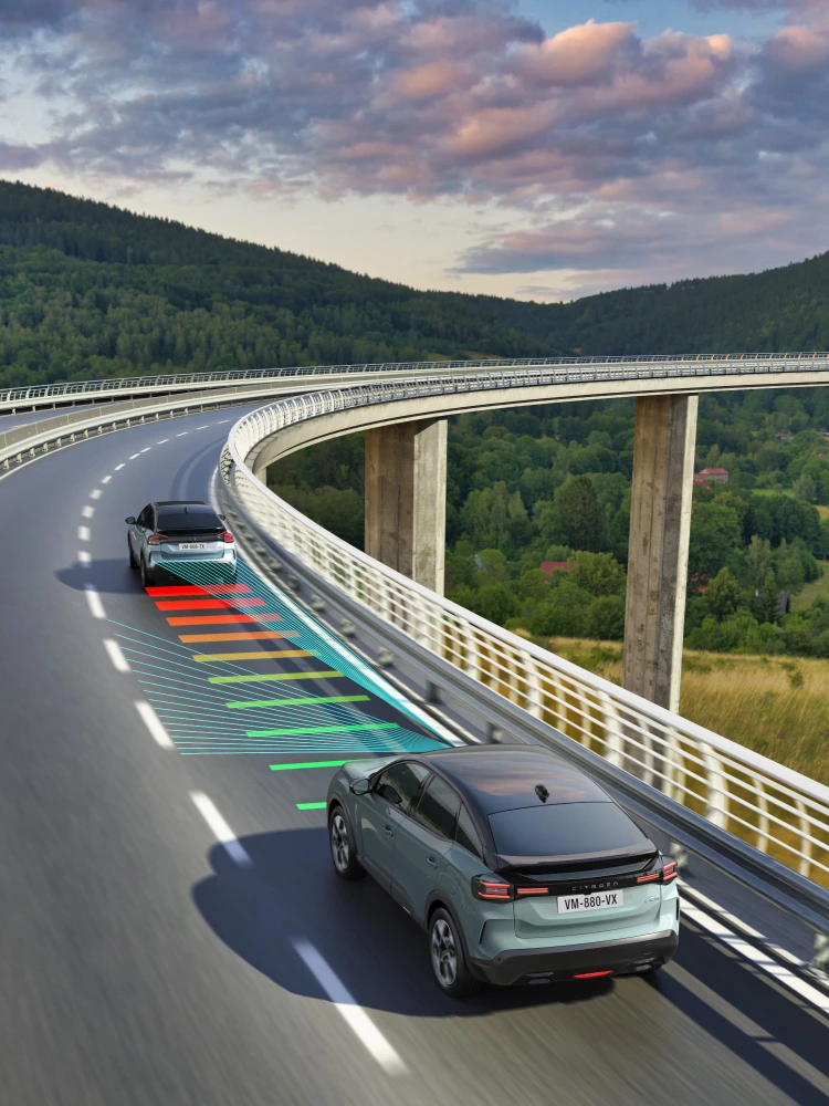 Vista trasera del ë-C4 con Asistente de Conducción Nivel 2 destacando seguridad, tecnología y posicionamiento en carril para una conducción semiautónoma.