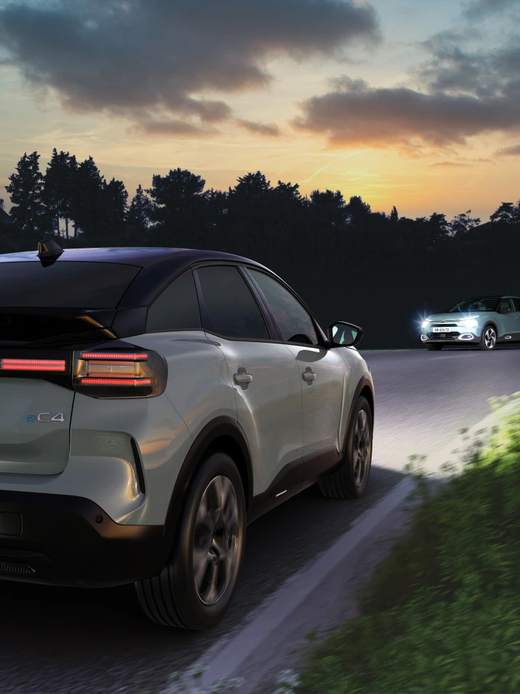 Vista trasera del ë-C4 con Asistente de Luces de Carretera mejorando visibilidad, seguridad y tecnología para una experiencia de conducción nocturna serena y premium.