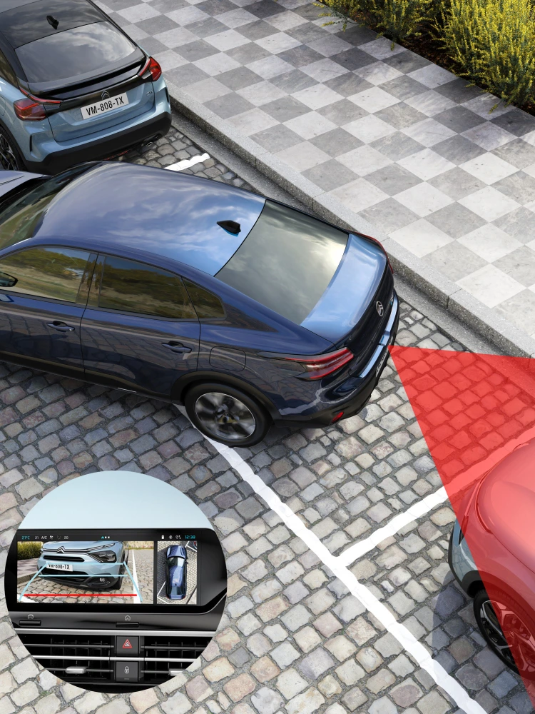 Vista cenital del Citroën ë‑C4 X usando la cámara trasera 180° para asistir en maniobras de aparcamiento seguras.