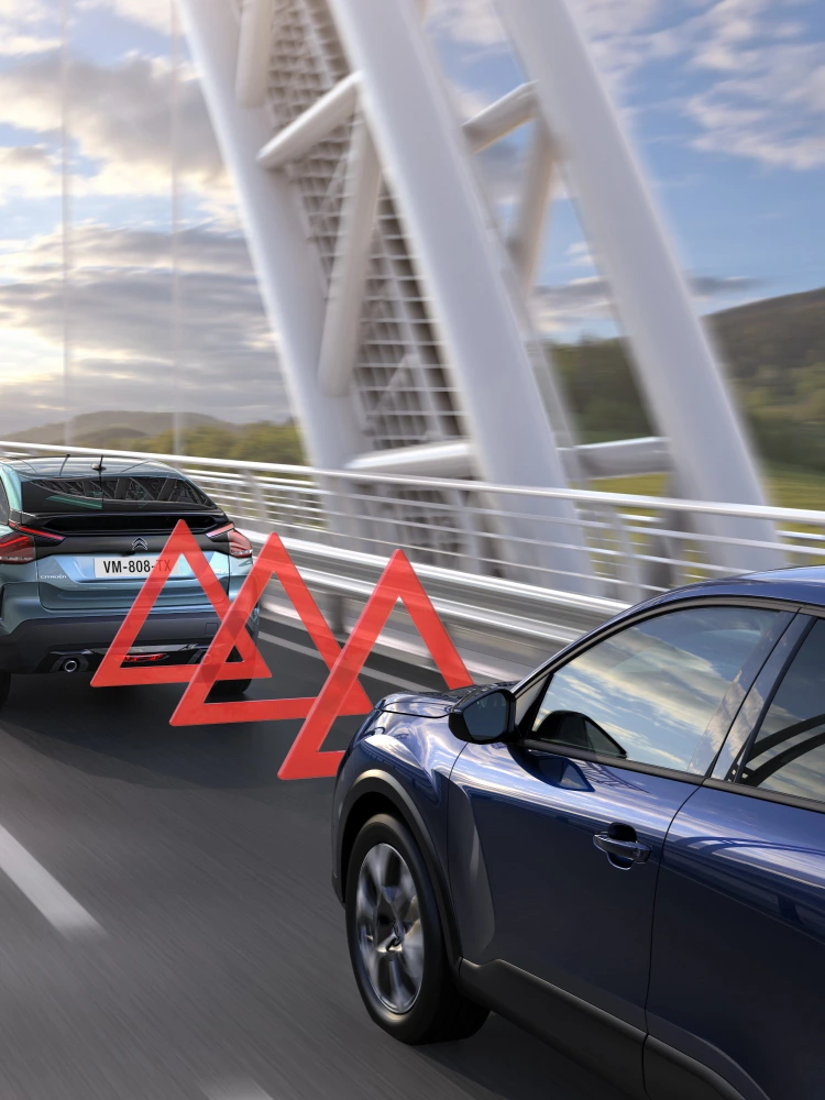 Citroën ë‑C4 X detectando un vehículo delante con Alerta de Colisión Frontal activa para una conducción más segura.