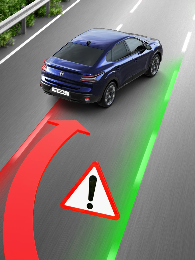 Vista trasera del Citroën ë‑C4 X en carretera mostrando Asistente de Mantenimiento de Carril para una conducción más segura y controlada.