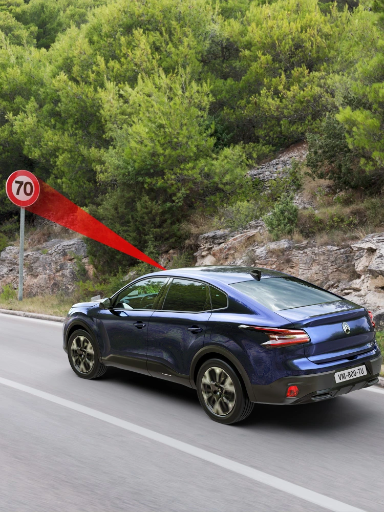 Vista trasera del Citroën ë‑C4 X mostrando Asistente de Conducción Nivel 2 para una experiencia de conducción semiautónoma.