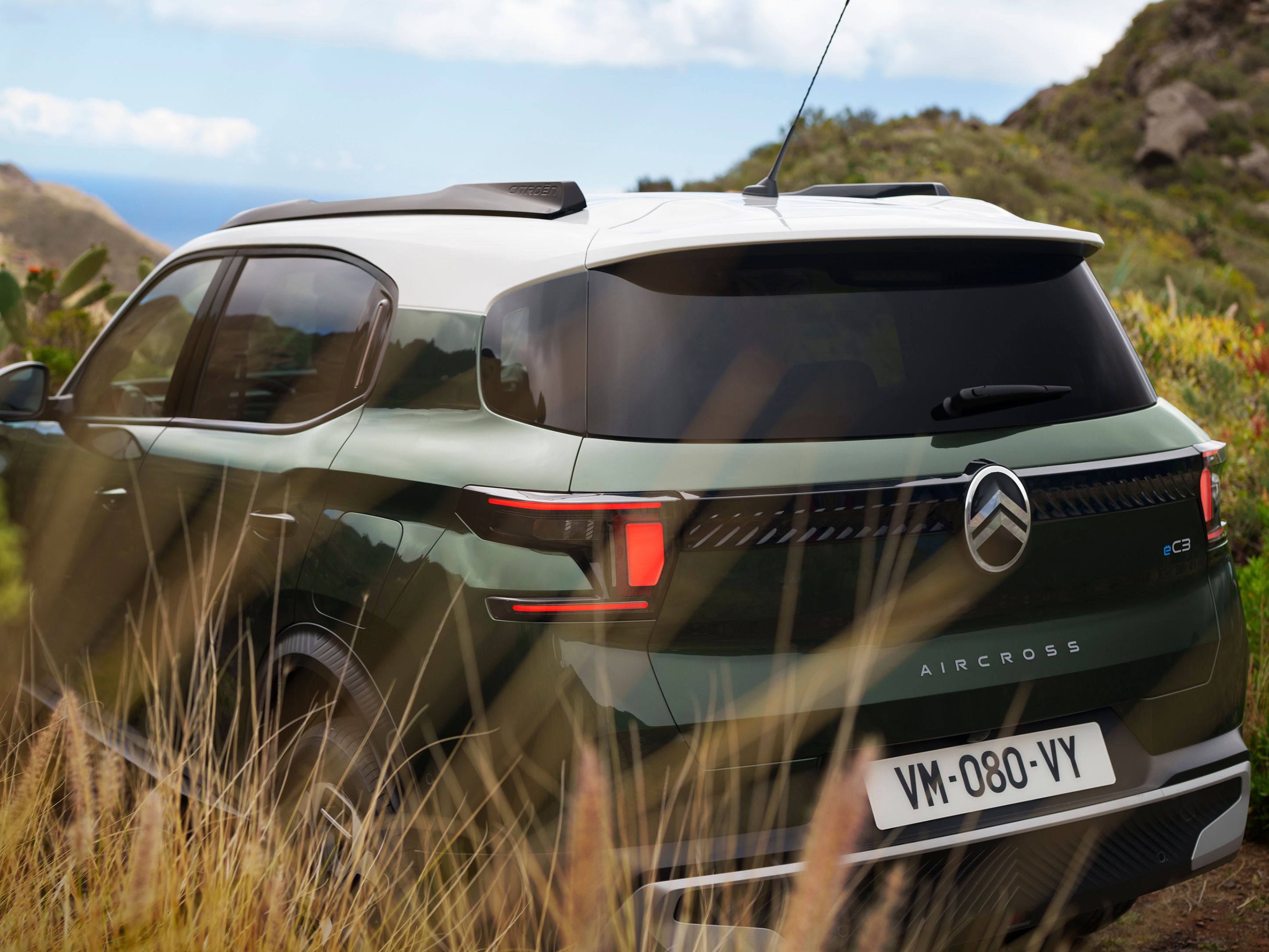 Vista trasera tres cuartos exterior del Citroën C3 Aircross SUV destacando diseño bicolor atrevido para una movilidad con confianza, versátil y asequible.