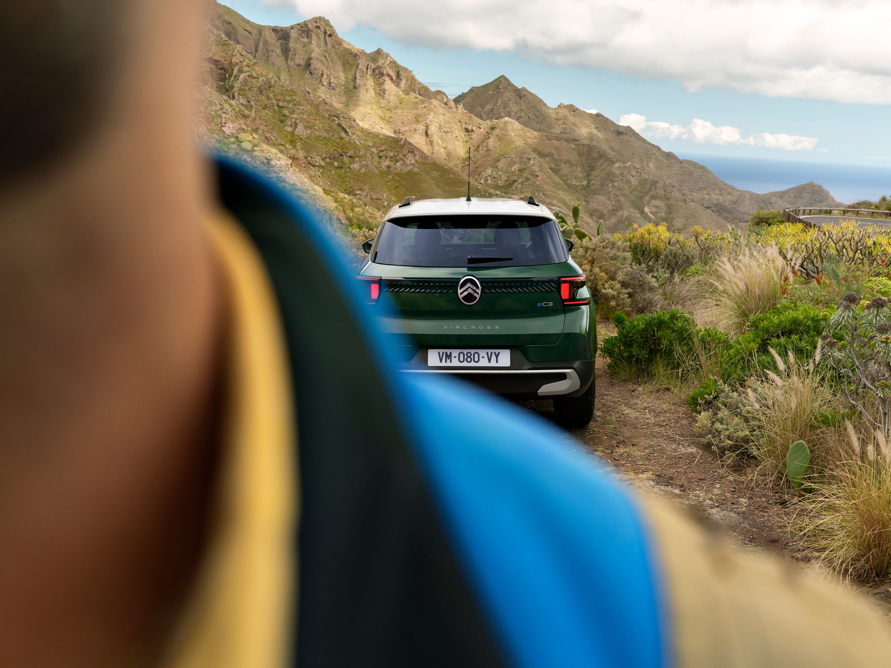 Vista trasera exterior del Citroën C3 Aircross SUV destacando estilo robusto para una movilidad todoterreno con confianza, versátil y asequible.