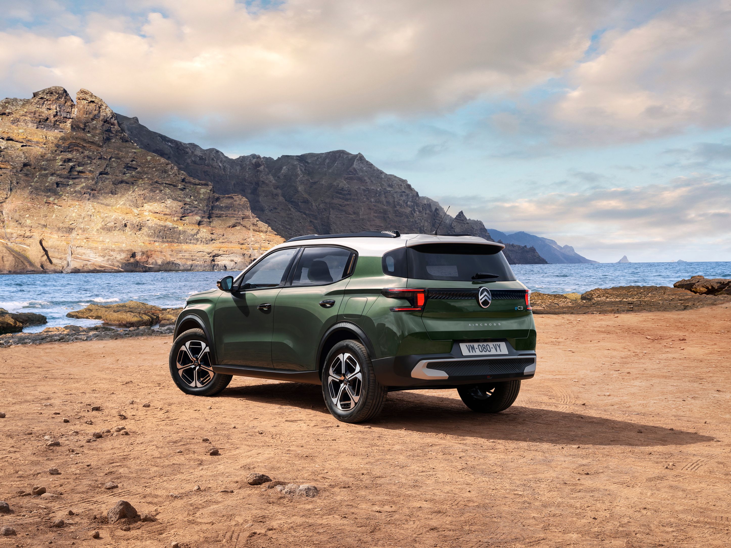 Vista trasera tres cuartos junto al mar del Citroën C3 Aircross SUV mostrando diseño SUV moderno para una movilidad versátil y asequible.