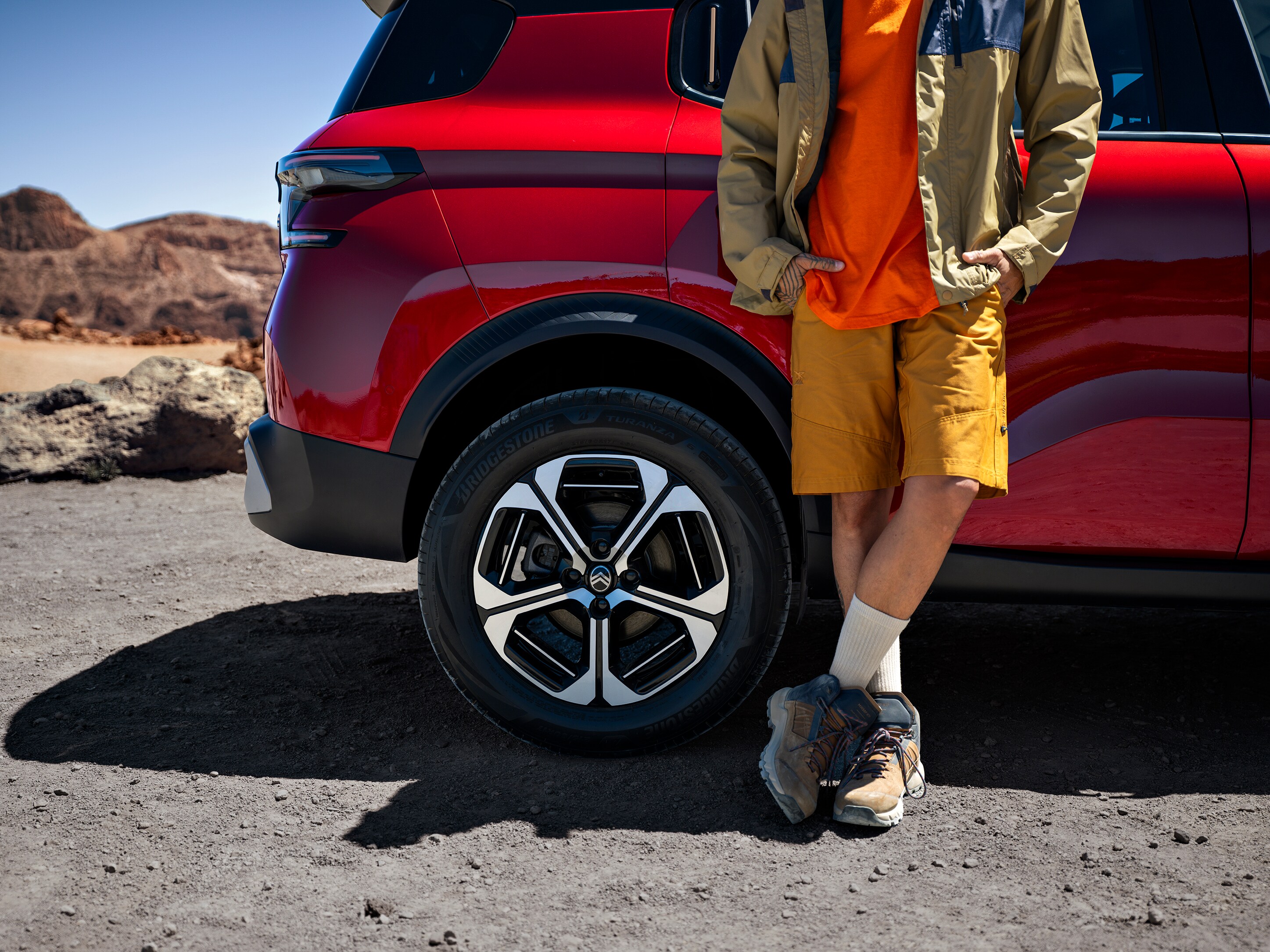 Vista en primer plano de la rueda del Citroën C3 Aircross SUV destacando diseño de llanta de aleación para una movilidad exterior elegante, con confianza y asequible.
