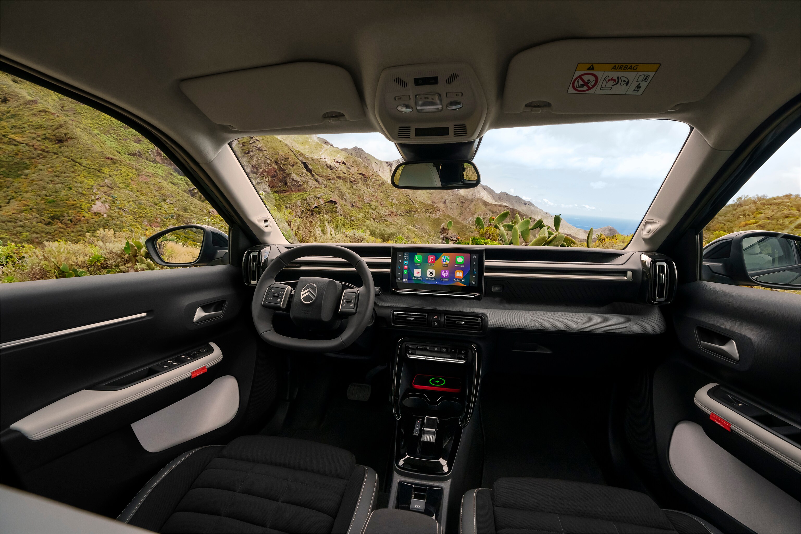 Vista interior frontal del Citroën C3 Aircross SUV mostrando salpicadero panorámico y gran pantalla táctil para una conducción diaria intuitiva, espaciosa y asequible.