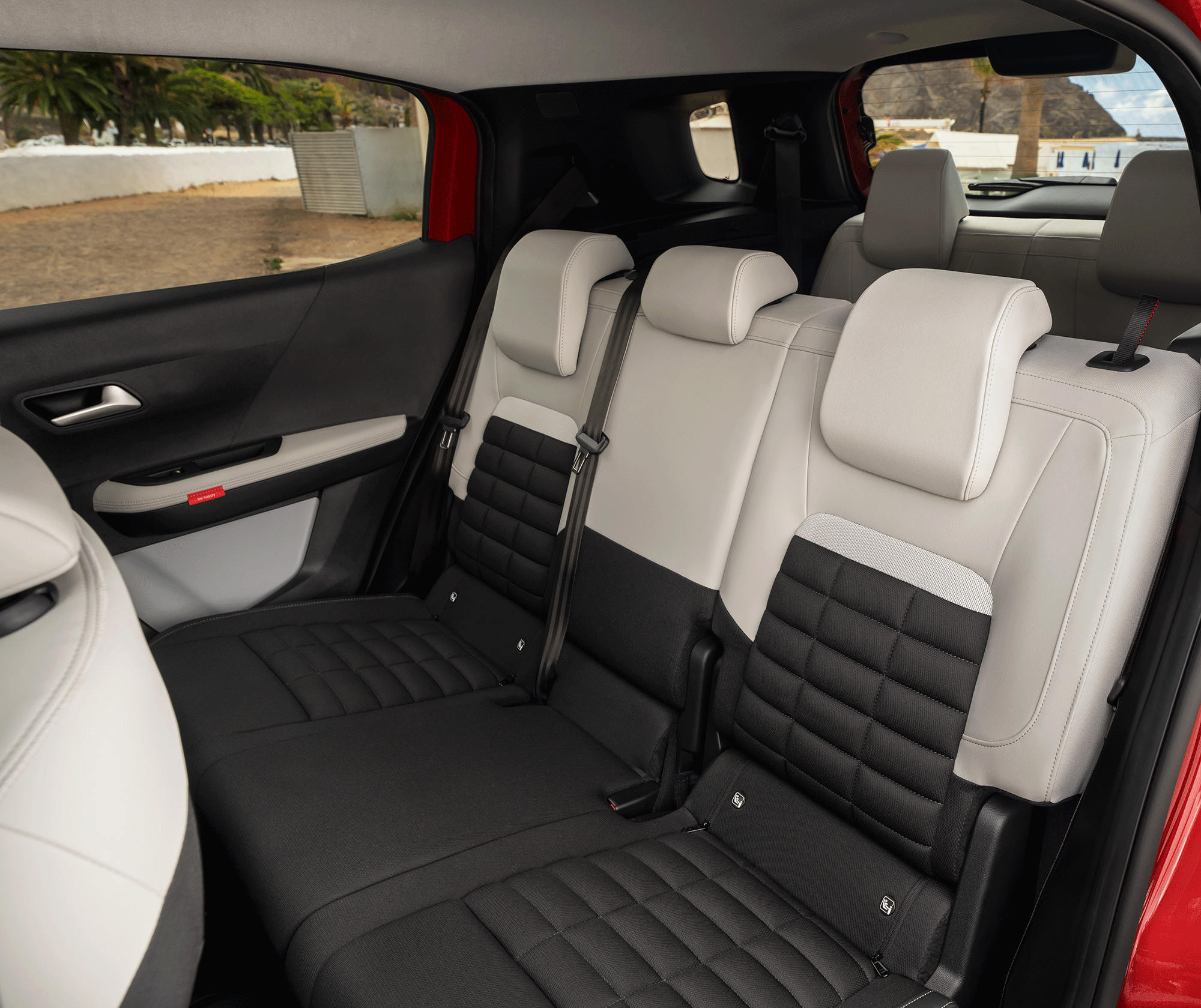 Vista interior en primer plano del Citroën C3 Aircross SUV mostrando espacio de almacenamiento práctico en el salpicadero para una movilidad versátil, conveniente y asequible.