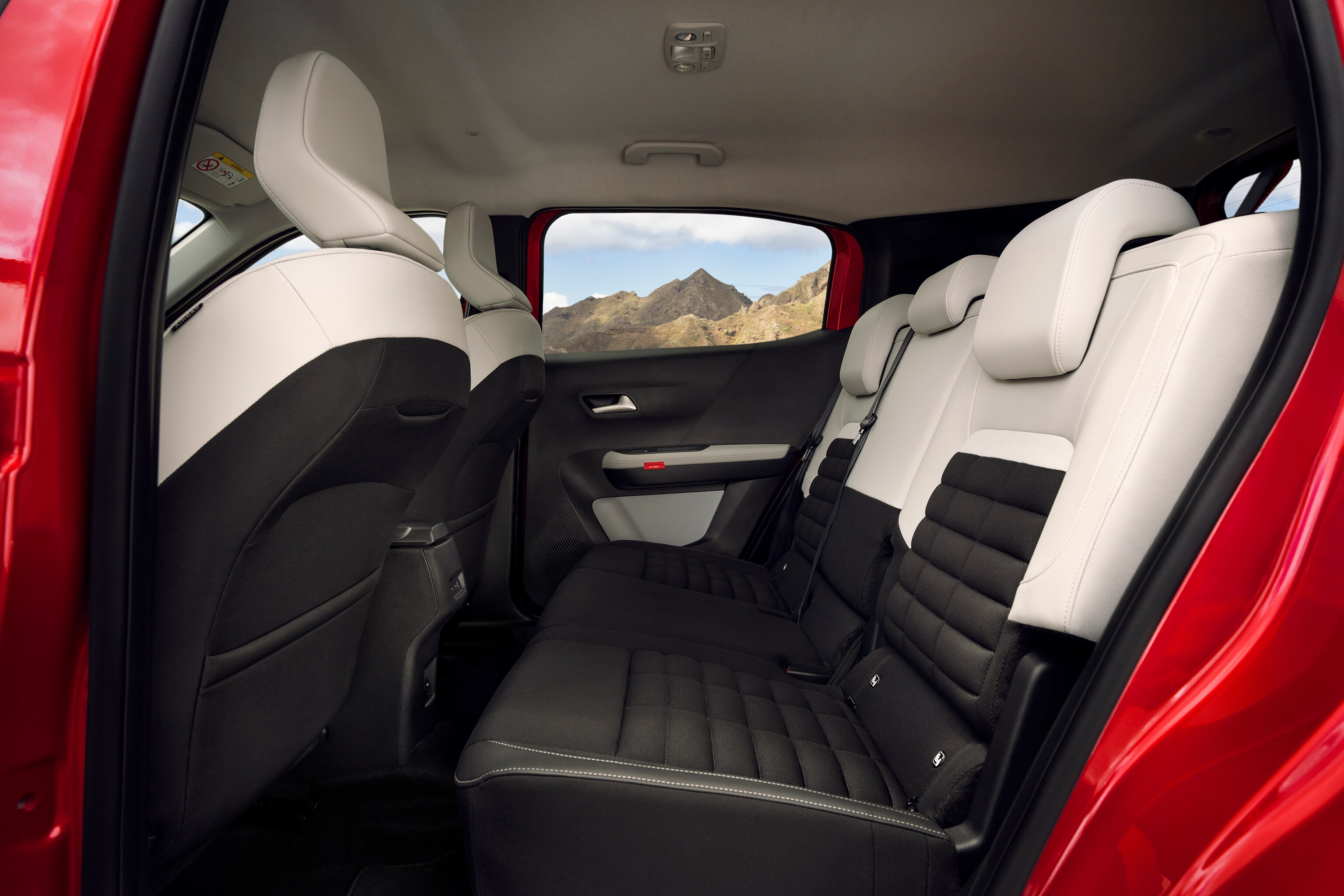 Vista del conductor del Citroën C3 Aircross SUV destacando gran pantalla táctil y habitáculo moderno para una conducción diaria intuitiva, conectada y asequible.