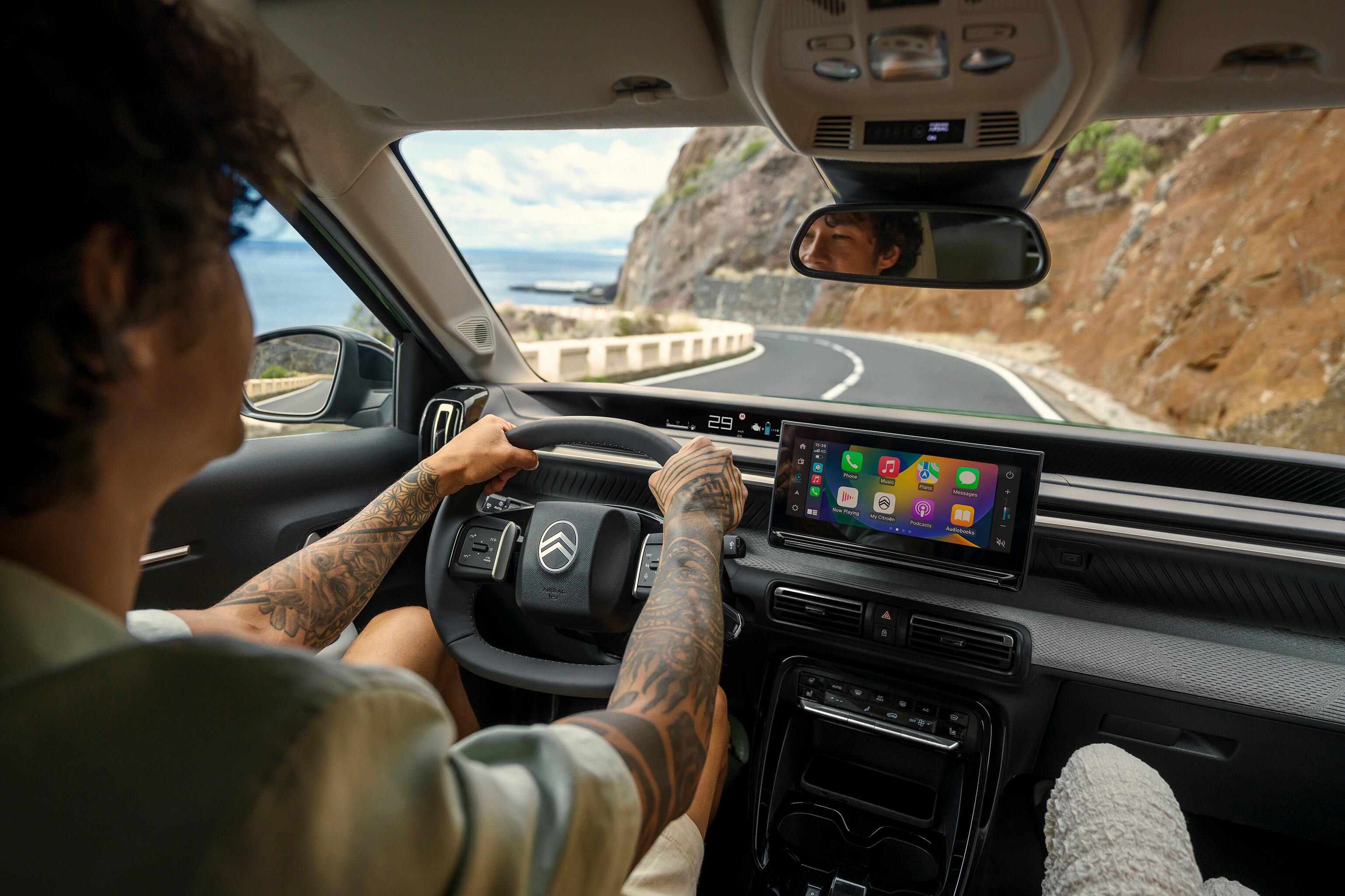 Vista de los asientos traseros del Citroën C3 Aircross SUV destacando generoso espacio para las piernas para una movilidad de pasajeros confortable, versátil y asequible.