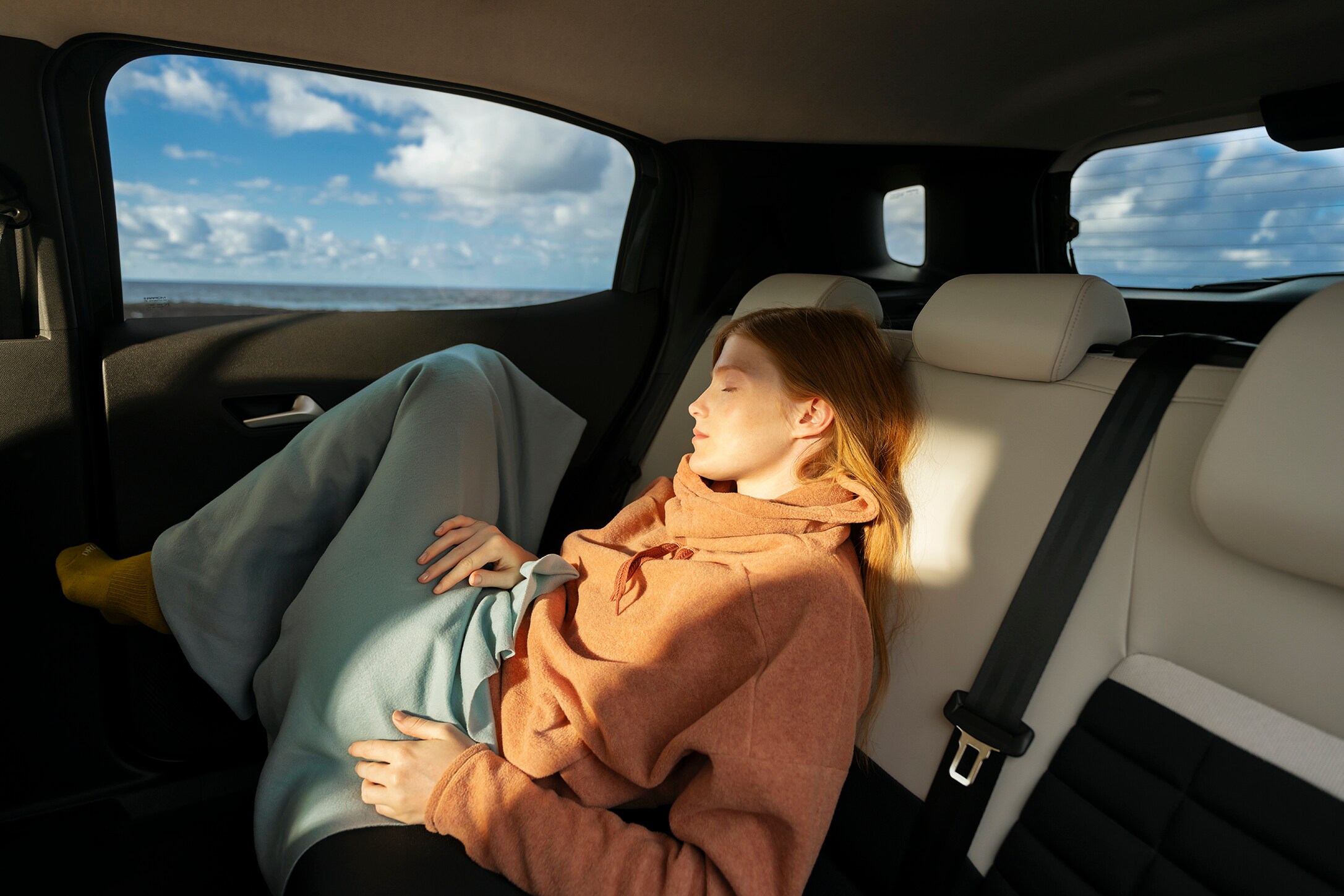 Vídeo interior del Citroën C3 Aircross SUV mostrando confort espacioso en los asientos traseros para una movilidad de pasajeros relajada, versátil y asequible.