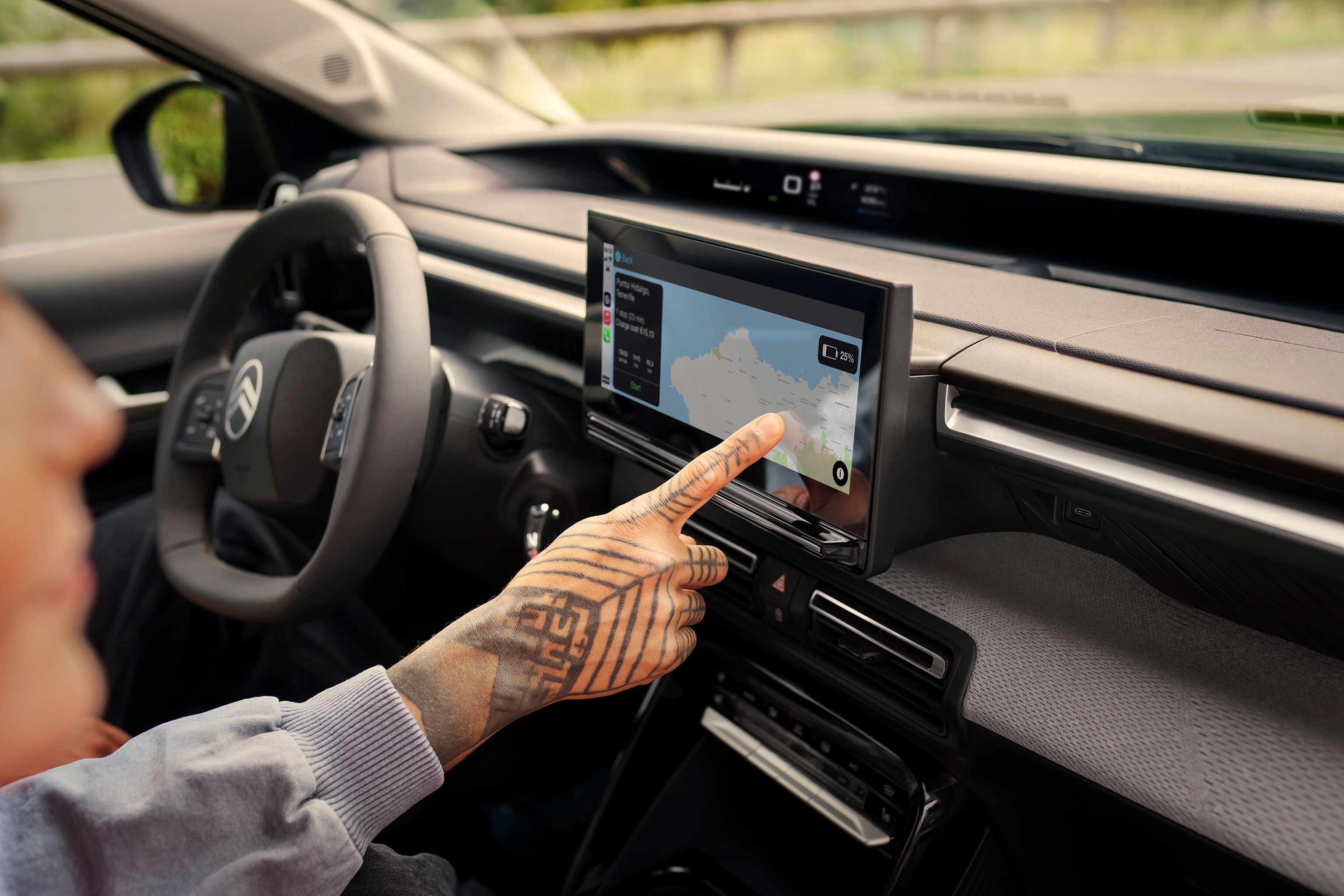 Vista de la pantalla táctil interior del Citroën C3 Aircross SUV mostrando sistema de navegación para una conducción diaria intuitiva, conectada y asequible.