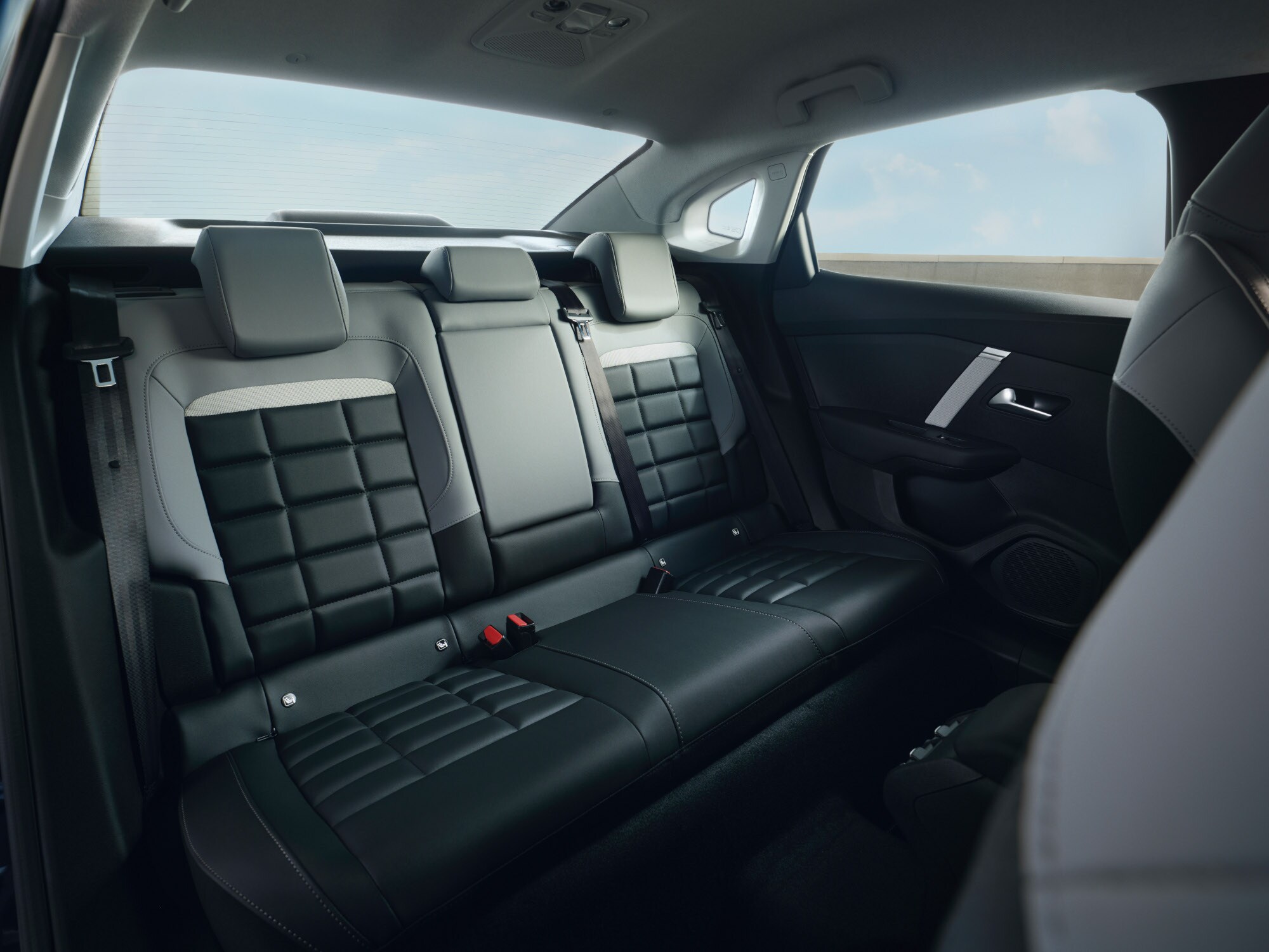 Zona de asientos traseros del Citroën ë‑C4 X destacando asientos de piel espaciosos y confortables.