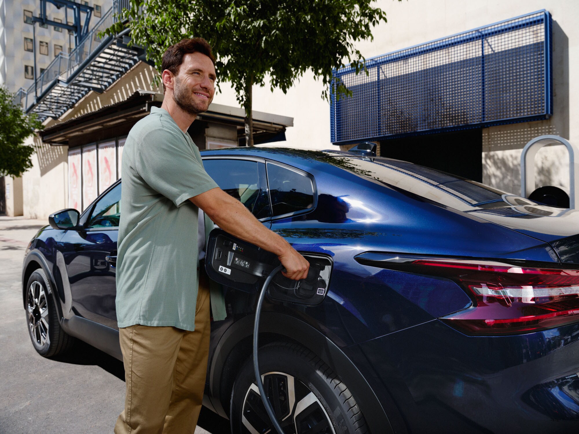 Vista de carga del Citroën ë‑C4 X fastback mostrando fácil acceso al enchufe para una movilidad eléctrica práctica y eficiente.
