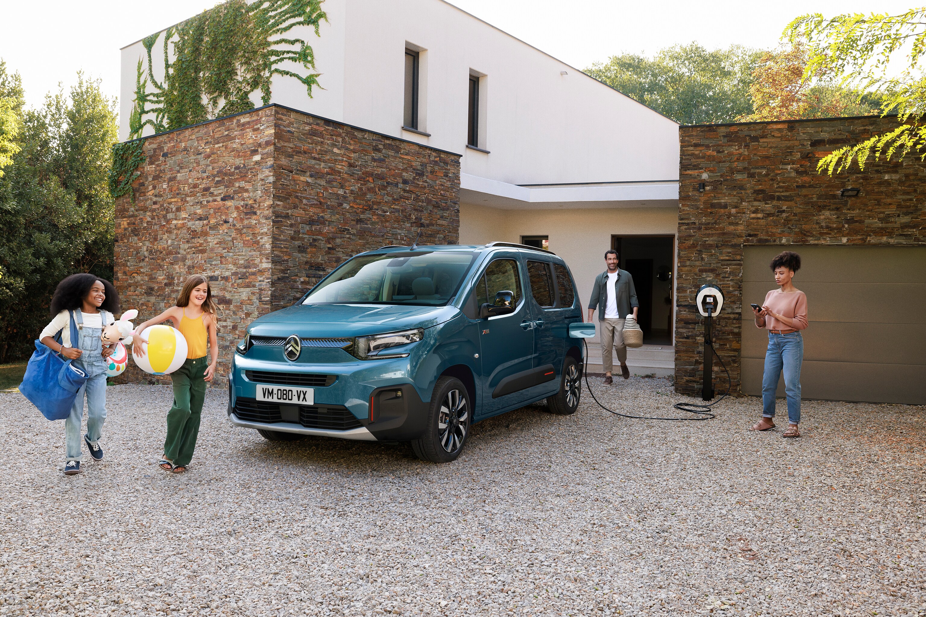 Vista frontal tres cuartos del ë-Berlingo mostrando carga eléctrica, confort y seguridad para una uso familiar con confianza