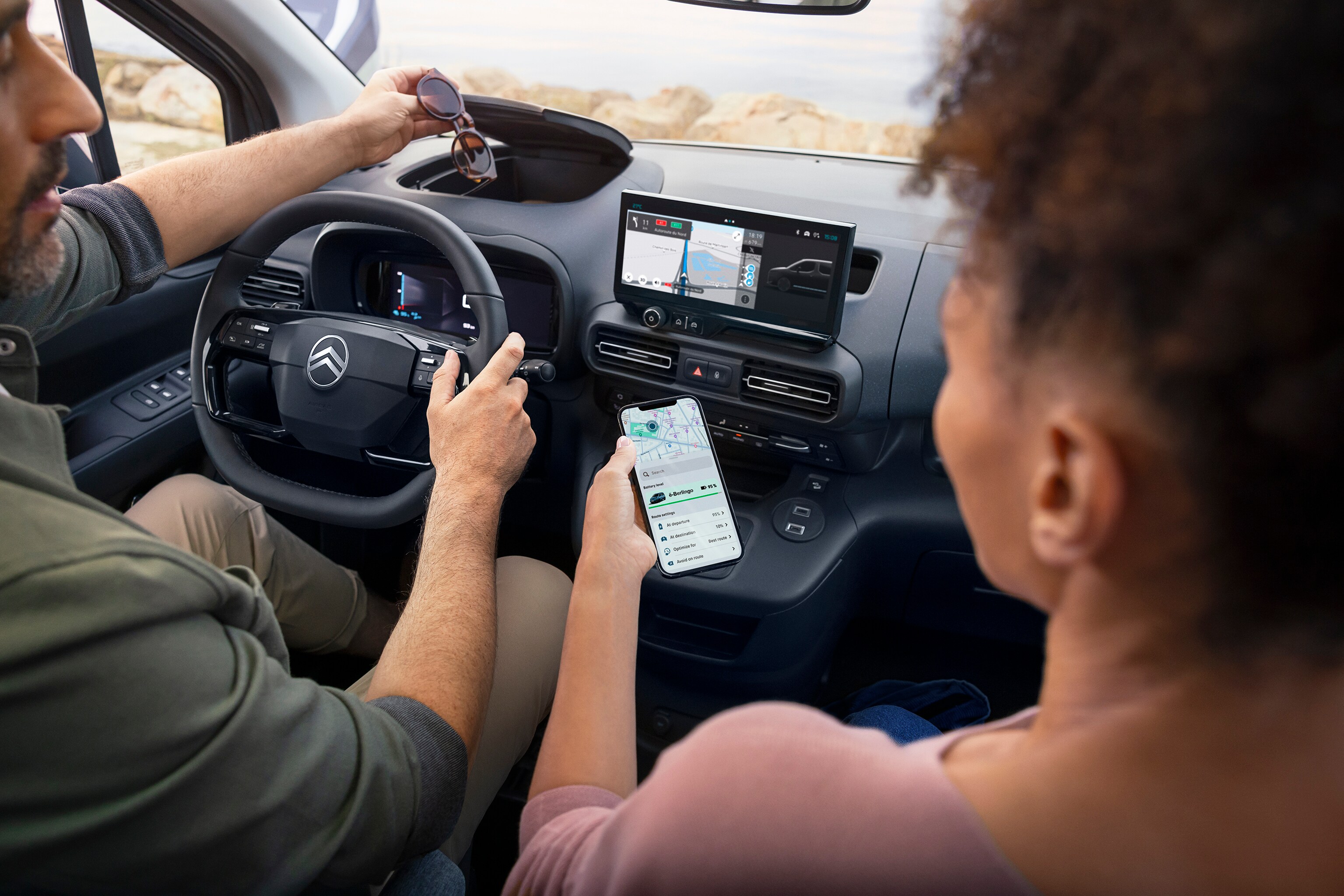 Vista interior frontal del ë-Berlingo mostrando servicios conectados, integración del smartphone, tecnología para una conducción eléctrica suave