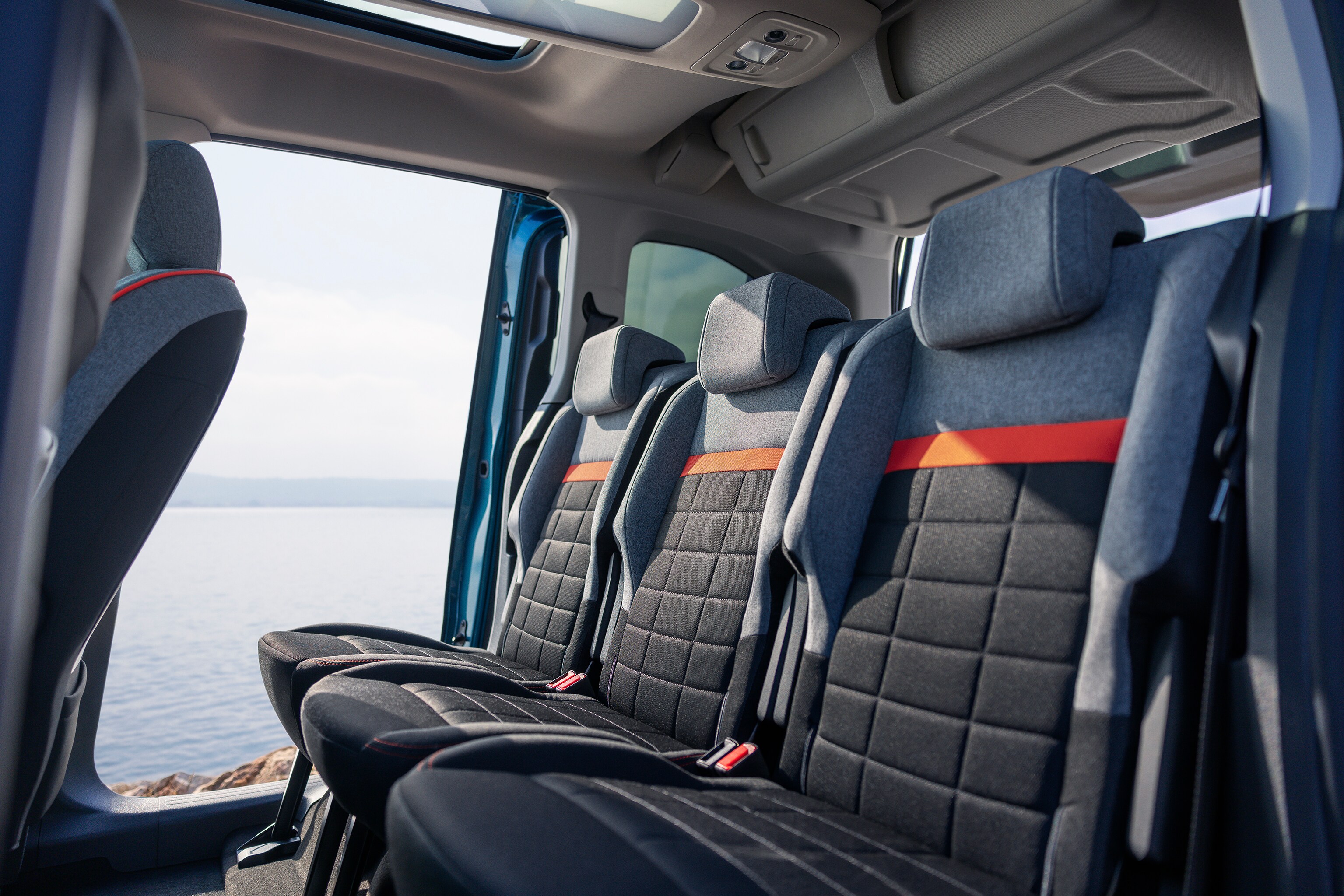 Vista interior trasera del ë-Berlingo destacando asientos Advanced Comfort, espacio, sujeción y bienestar familiar mejorado