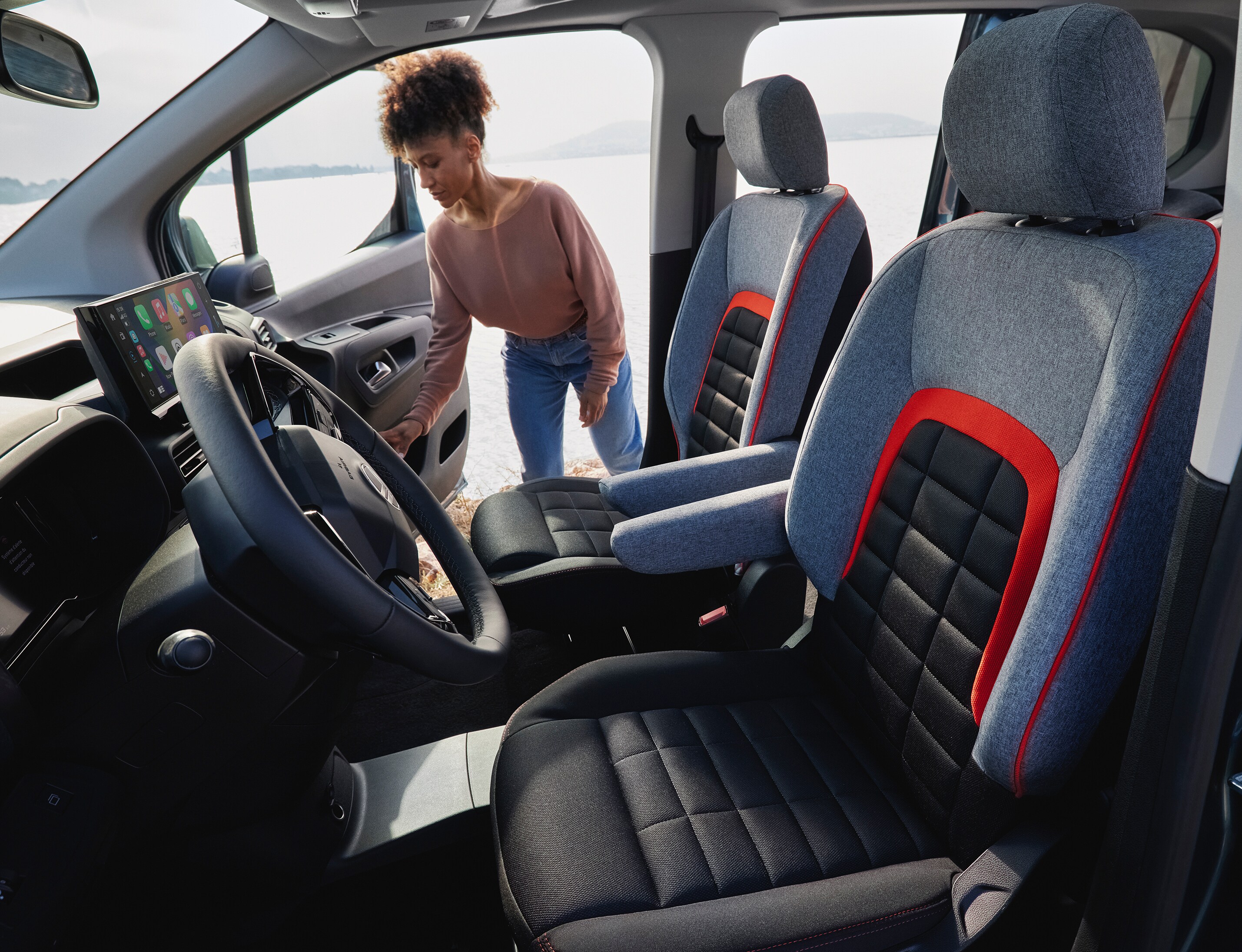 Vista interior frontal del ë-Berlingo con asientos Advanced Comfort, acceso fácil, seguridad y experiencia de conducción diaria mejorada