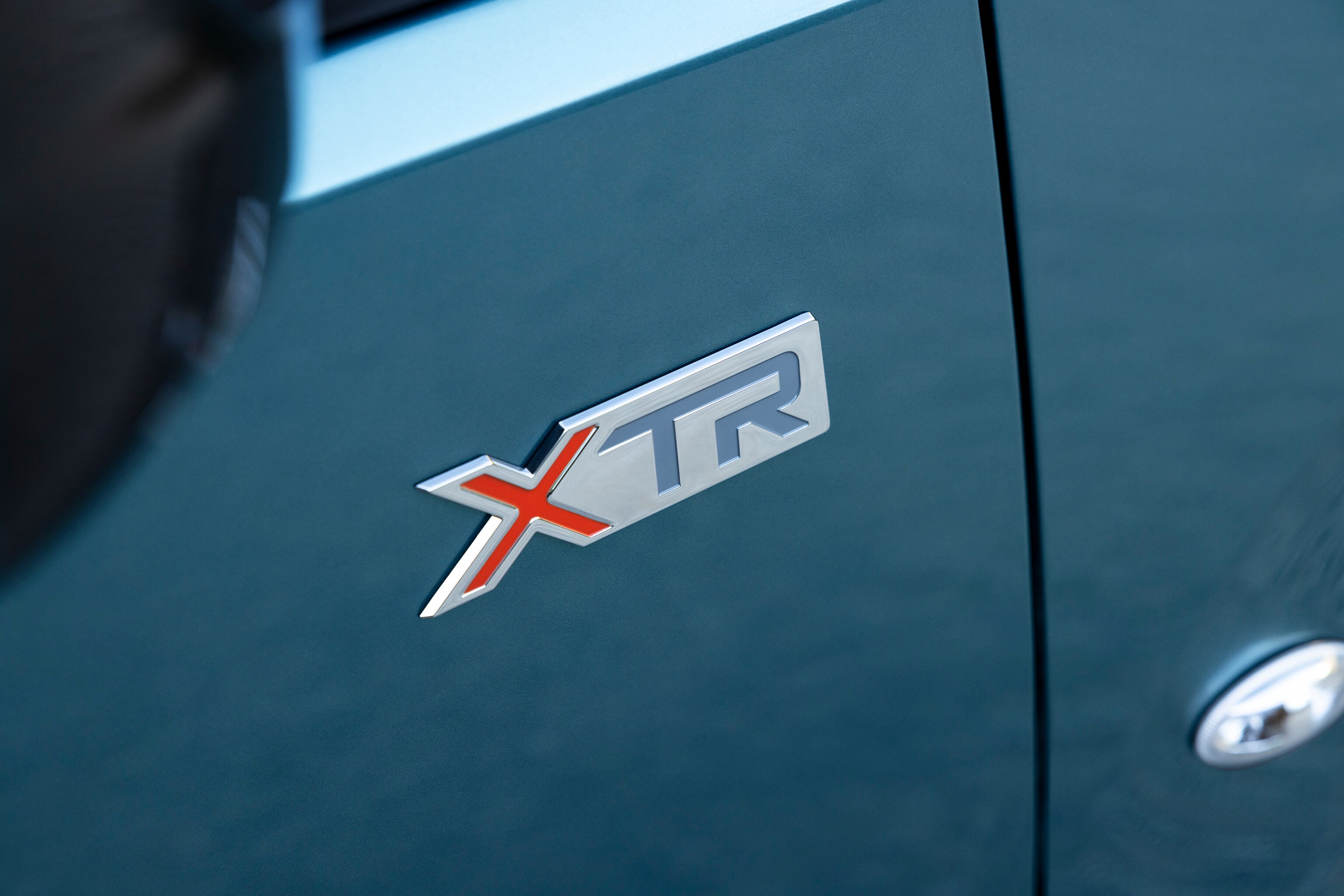 Vista detallada del ë-Berlingo emblema XTR con diseño distintivo, calidad, durabilidad y identidad del modelo mejorada