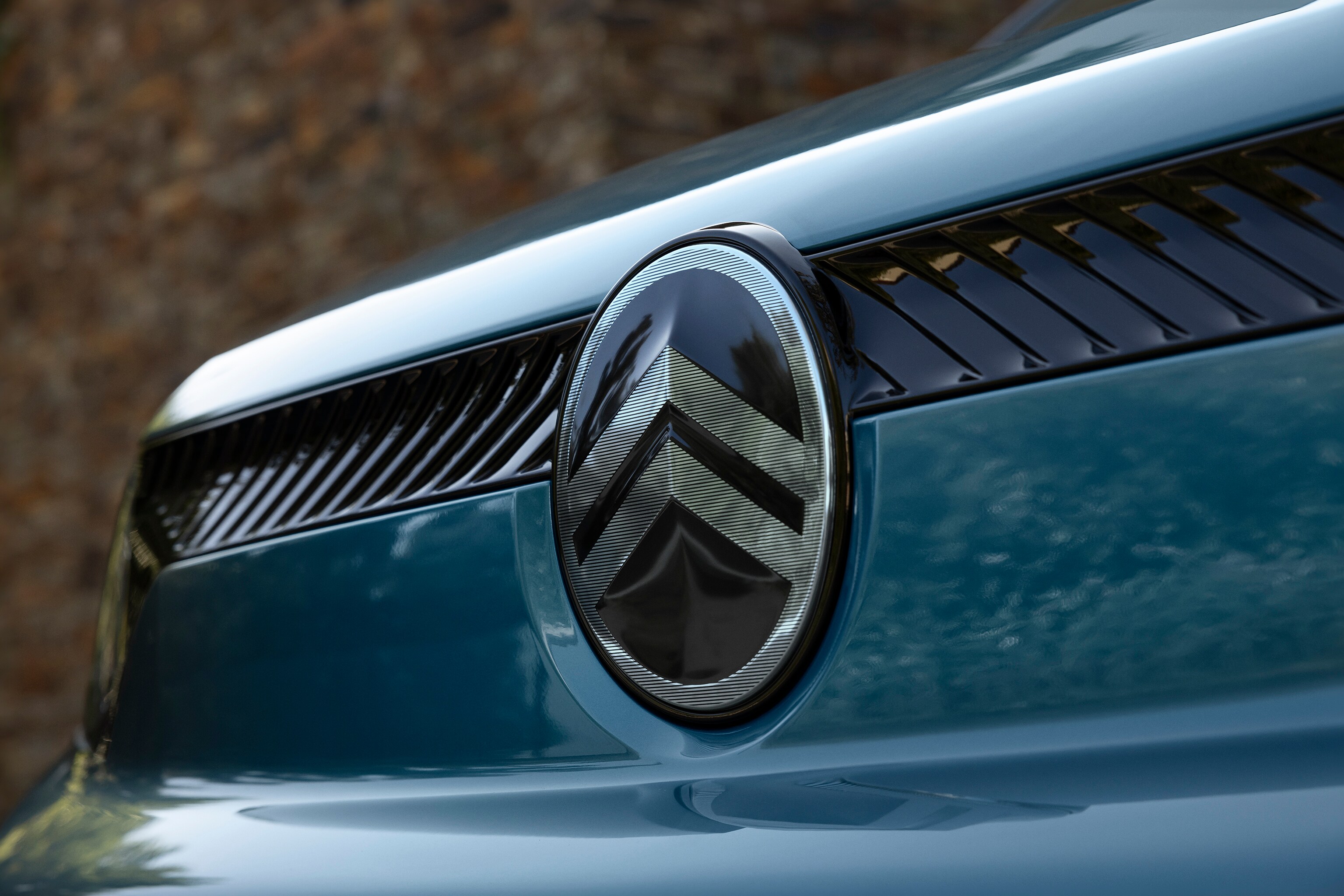 Vista frontal detallada del Kiama Blue ë-Berlingo destacando diseño del nuevo logotipo Citroën, calidad, seguridad y identidad moderna que inspira confianza