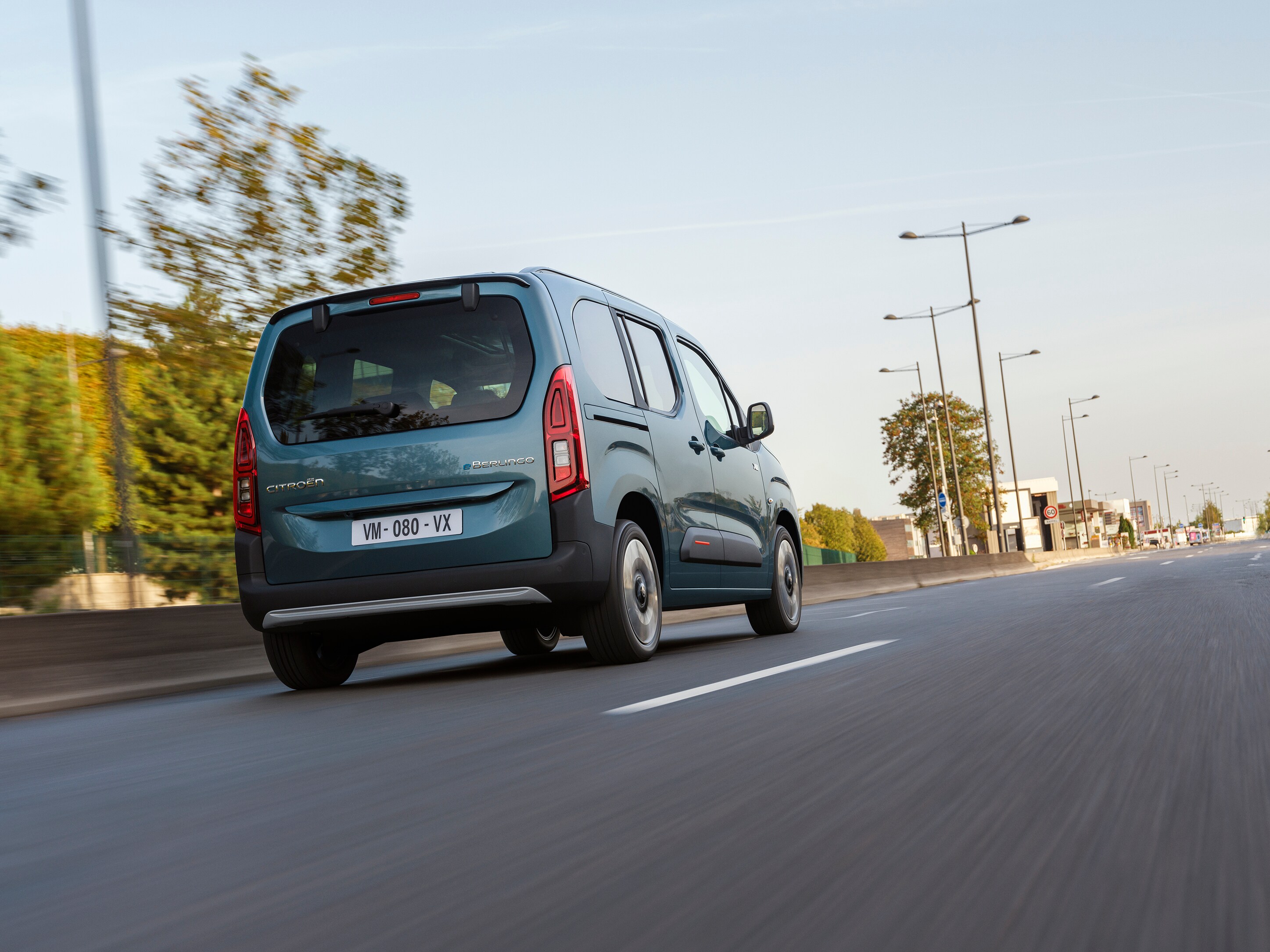 Vista trasera del ë-Berlingo destacando dynamic diseño moderno, seguridad, eficiencia y con confianza diaria conducción presencia
