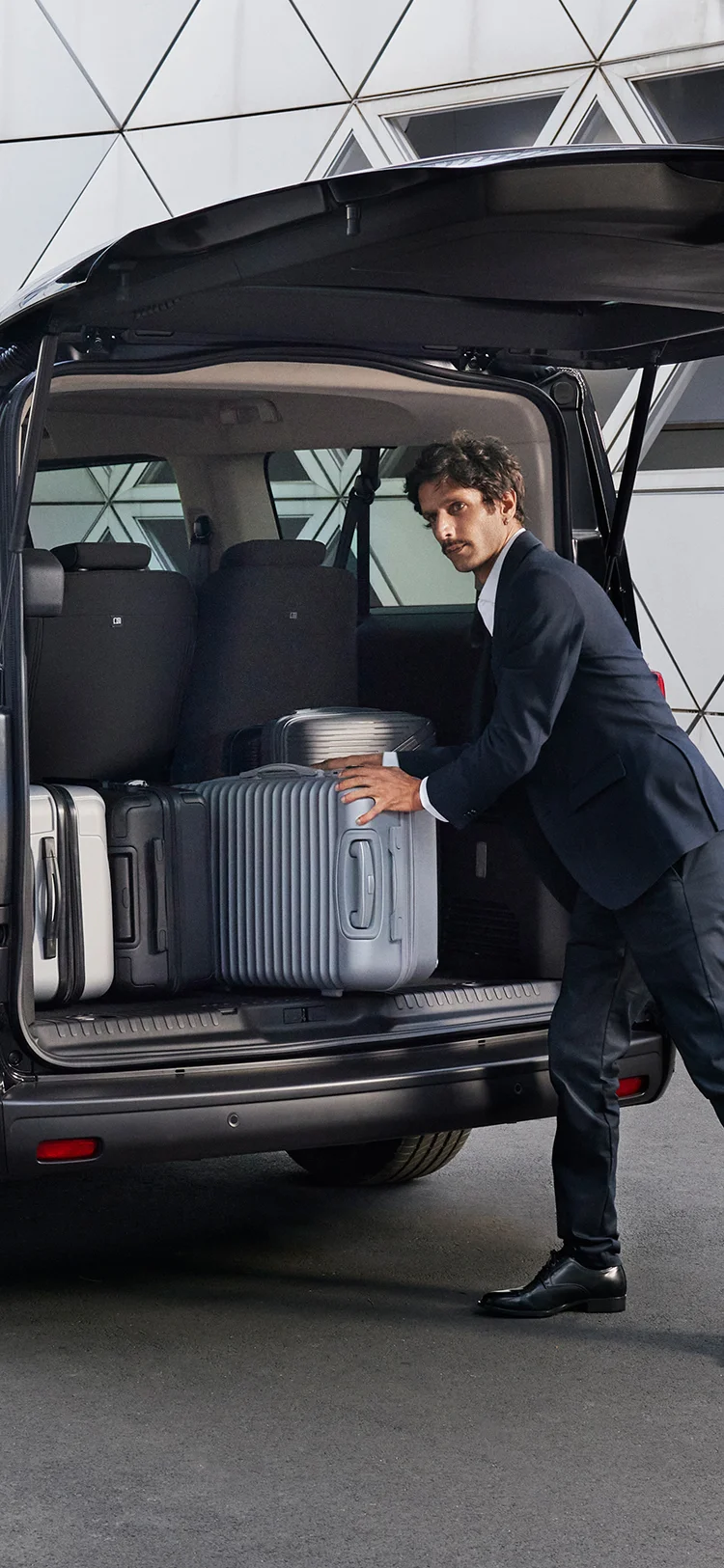 Parte trasera del Citroën ë‑SpaceTourer con maletero abierto, mostrando múltiples maletas y generosa capacidad.