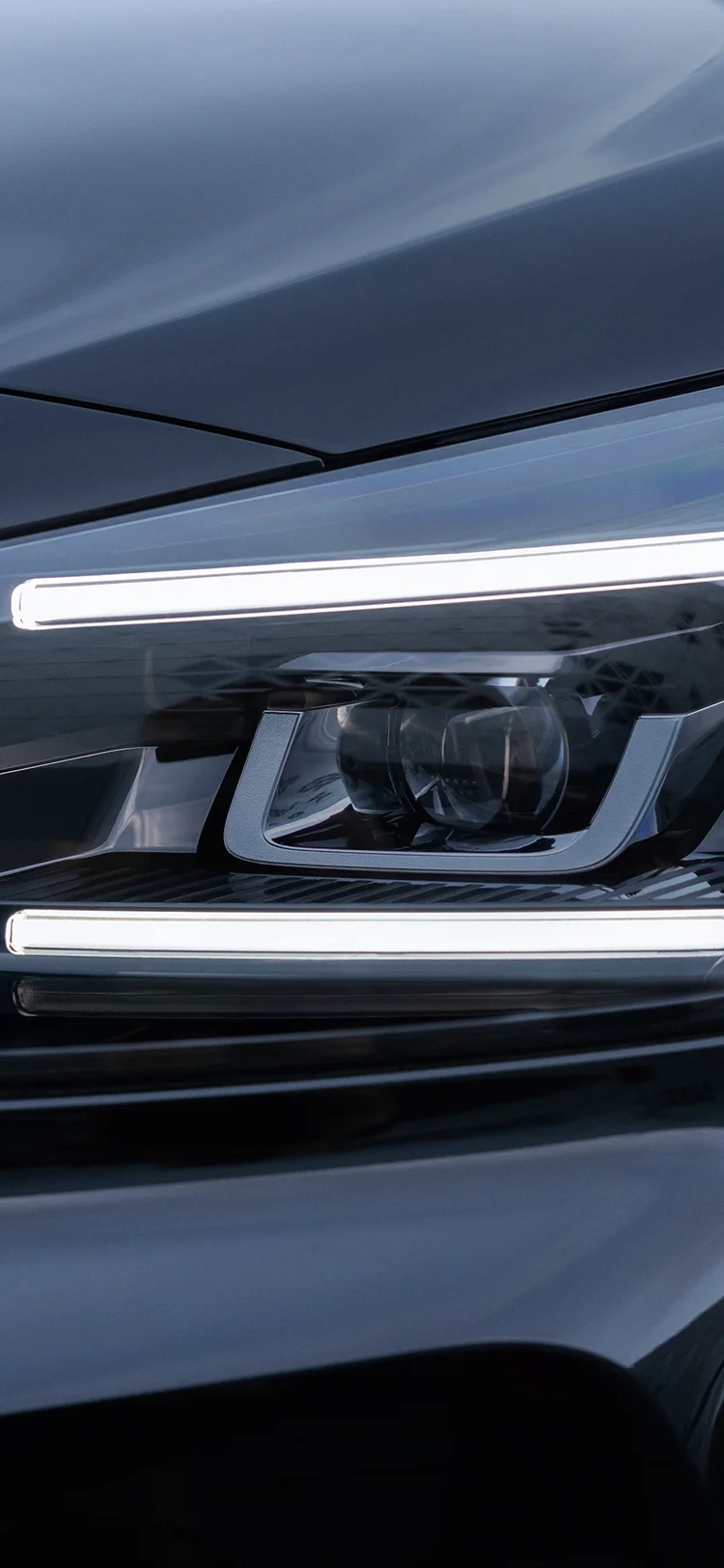 Primer plano del faro LED delantero del Citroën ë‑SpaceTourer mostrando su diseño de iluminación moderno.